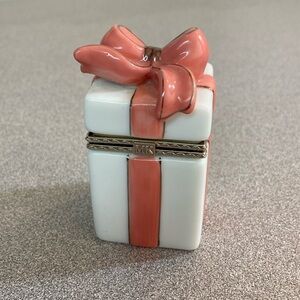 Mary Kay - Vintage ceramic trinket box.